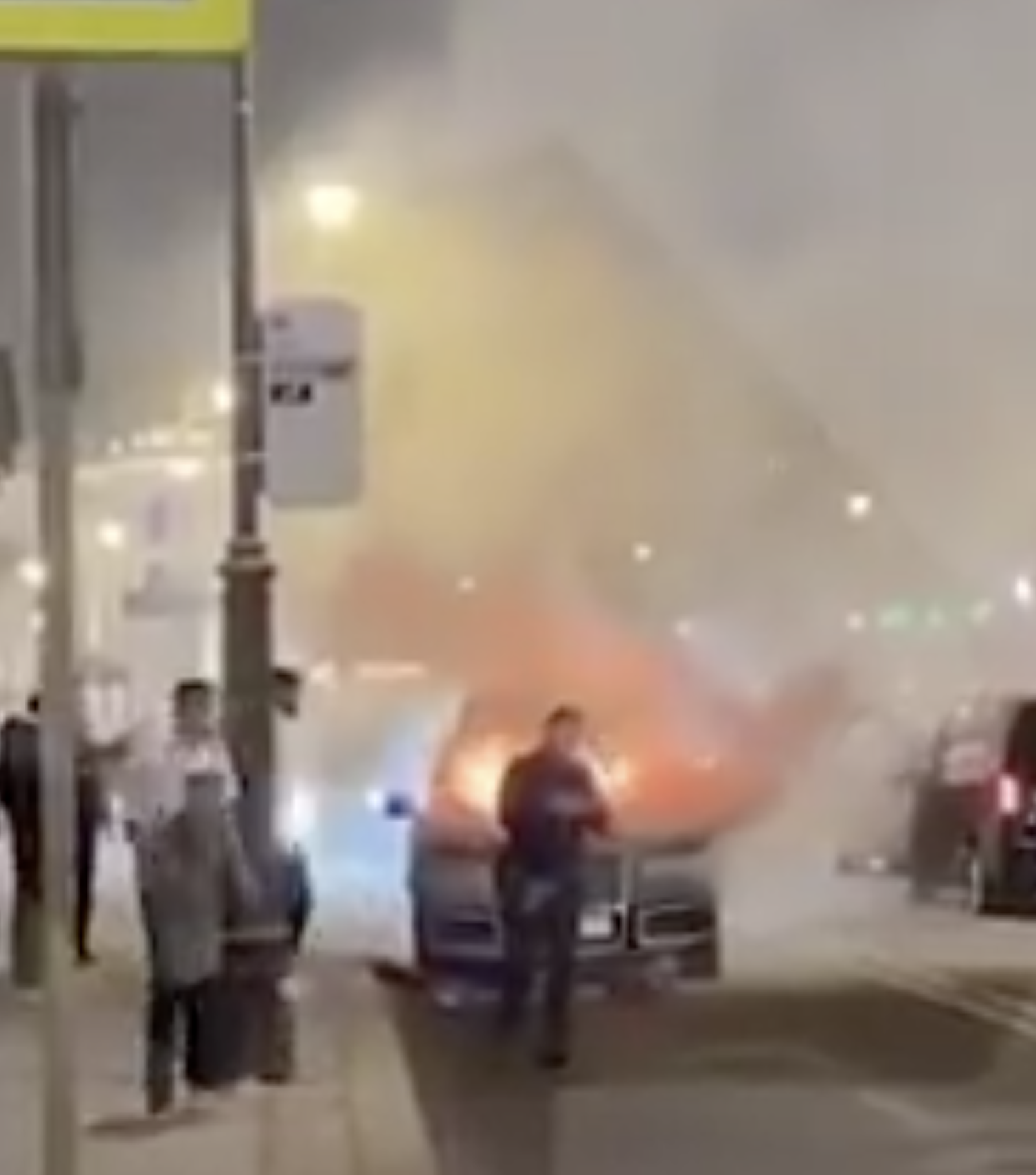 一輛疑似普丁車隊的公務車在莫斯科街頭爆炸。(翻攝自X)