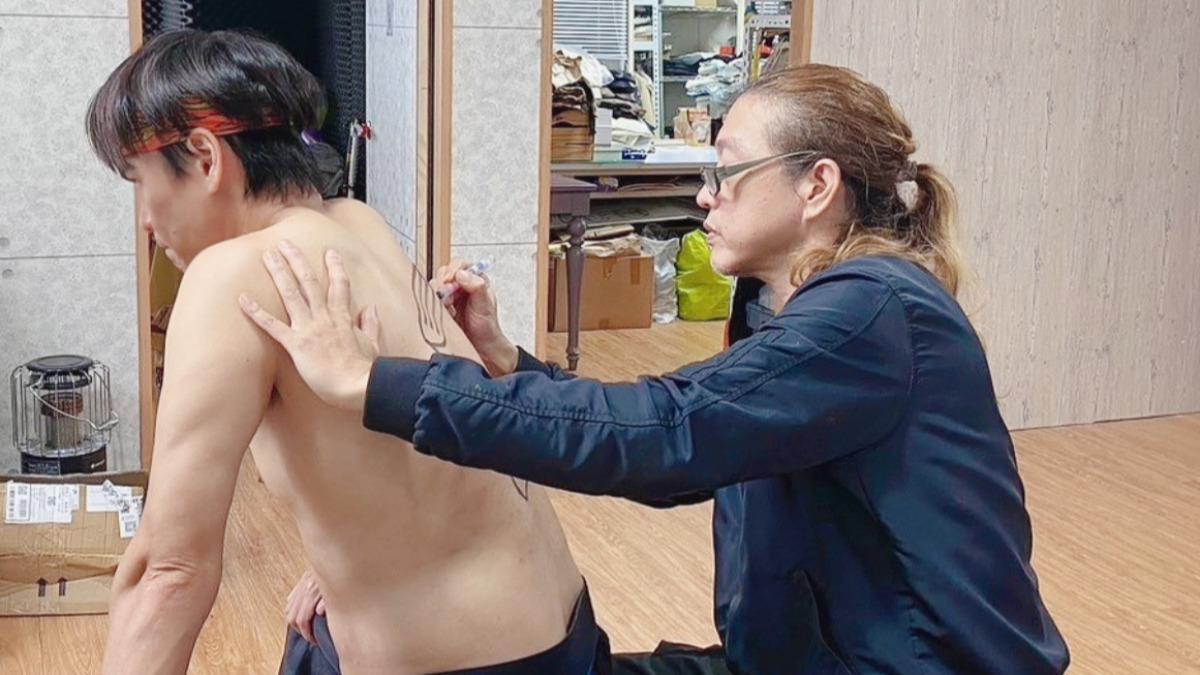 鈞董親自為黃鐙輝做造型。(圖/獨一無二娛樂文化提供)
