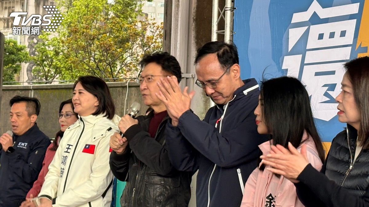 「戰鬥藍」發起人趙少康(中)。(圖/黃韋銓攝)