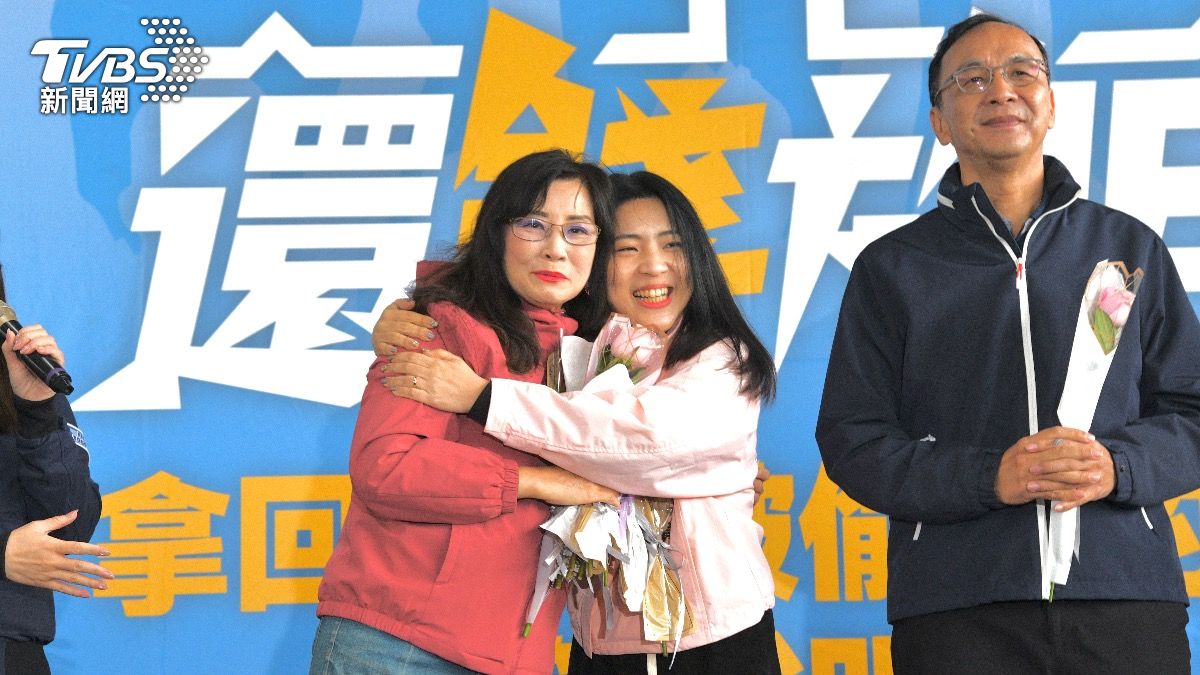抱抱大和解!挨酸「當立委走火入魔」 徐巧芯獻唱還送秦慧珠玫瑰花
