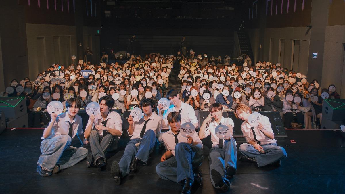 DKB開心跟全場粉絲大合照。(圖/Brave Entertainment、FU Entertainment、DJB提供)
