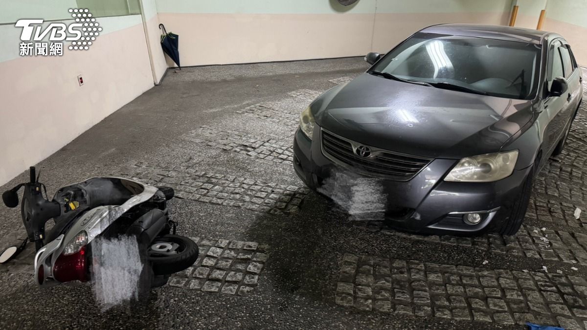 台中男停車場滑倒!頭撞鐵門倒上坡 慘遭鄰居車撞輾斃