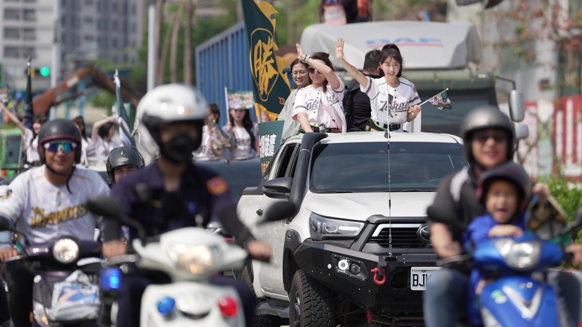 高雄居民快看!安芝儇無預警「掃街遊行」 突拋驚人新身分