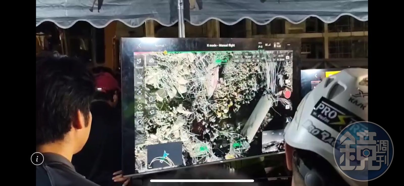 救難人員出動微型攝影機了解倒塌廢墟內的情況。