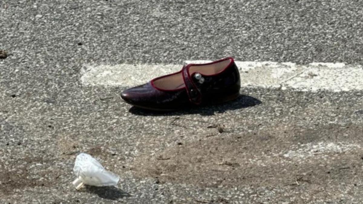 死亡女童的鞋子遺留在案發現場。（圖／翻攝自Fox News）