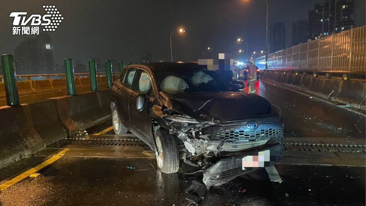 台64轎車拋錨...後方多元計程車閃不及猛撞 2駕駛送醫