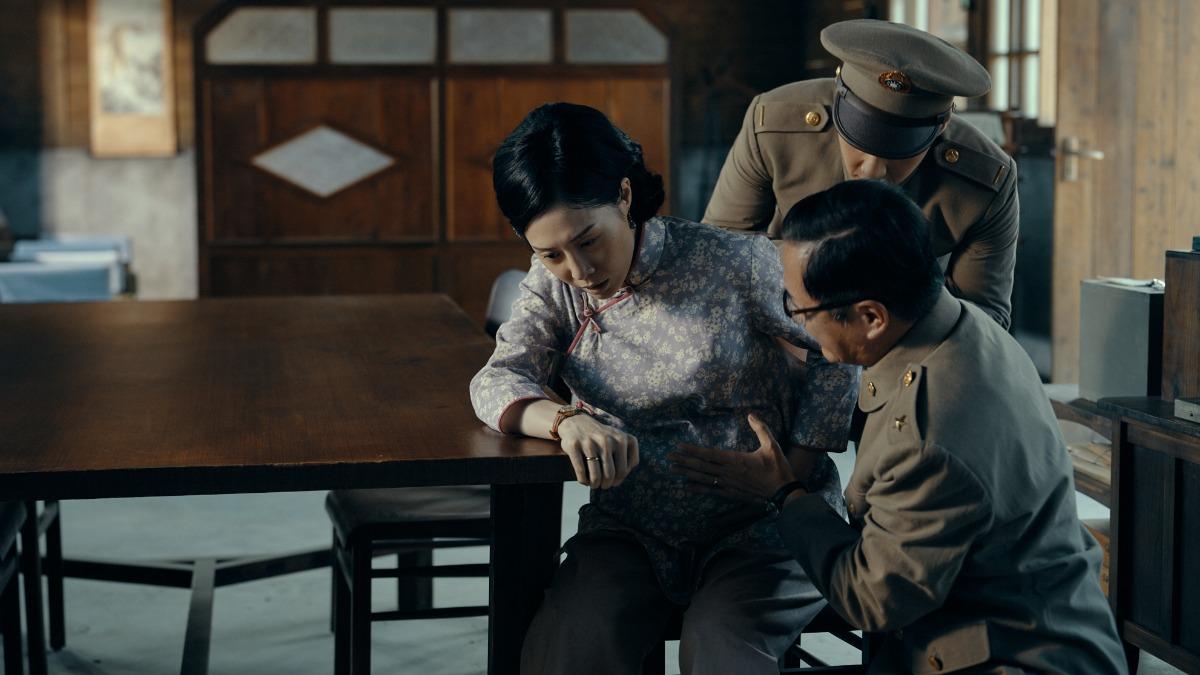 蔡亘晏躺在手術台像待宰的羔羊。(圖/客台提供)