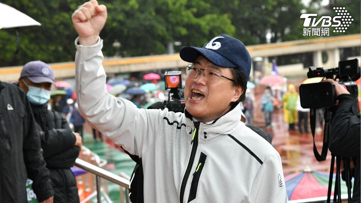 林右昌抵達「人民是頭家」活動現場時和現場民眾互動。(圖/胡瑞麒攝)