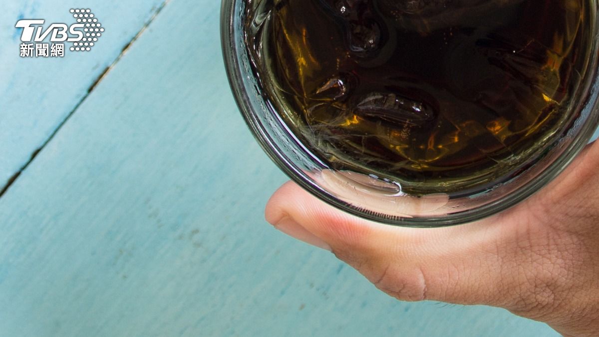 桌上飲料喝出怪味!OL急裝監視器 驚見同事「偷灌強力膠」