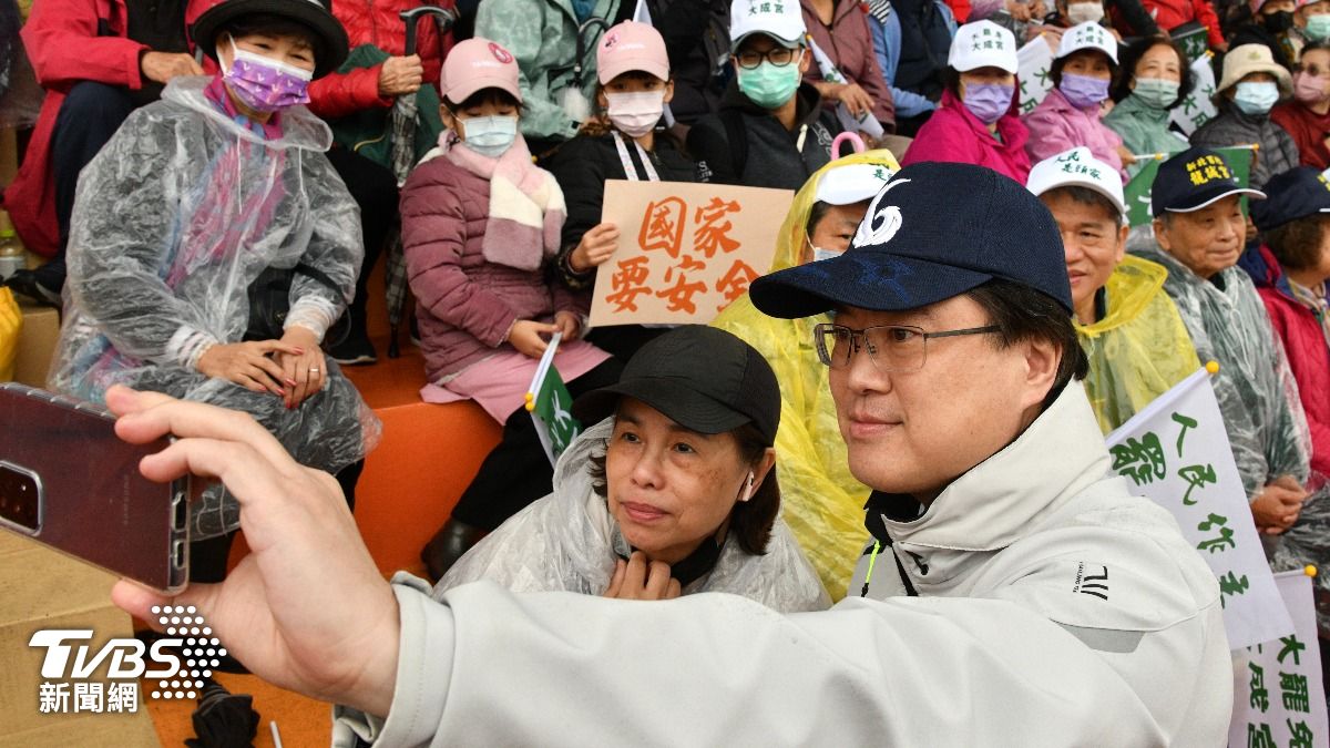 林右昌熱情和民眾自拍。(圖/胡瑞麒攝)