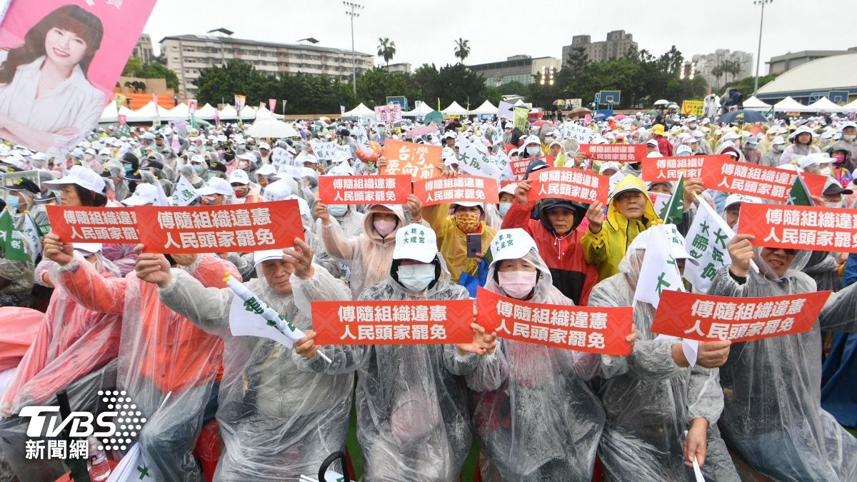 面對濕冷天氣,仍有破千位鄉親前來力挺「人民是頭家」。(圖/胡瑞麒攝)