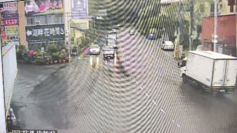 過程中張婦疑似在潮濕的馬路打滑，車輛明顯往右偏離車道。（圖／TVBS）