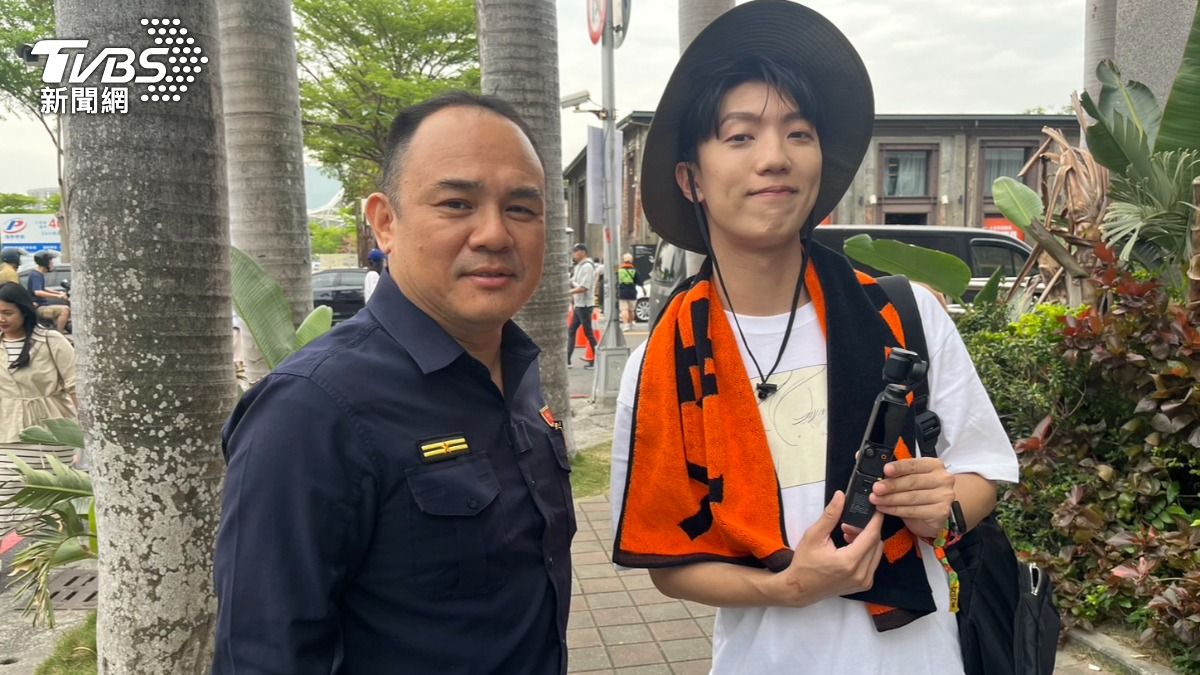 警方協助卡特尋回相機。（圖／TVBS）