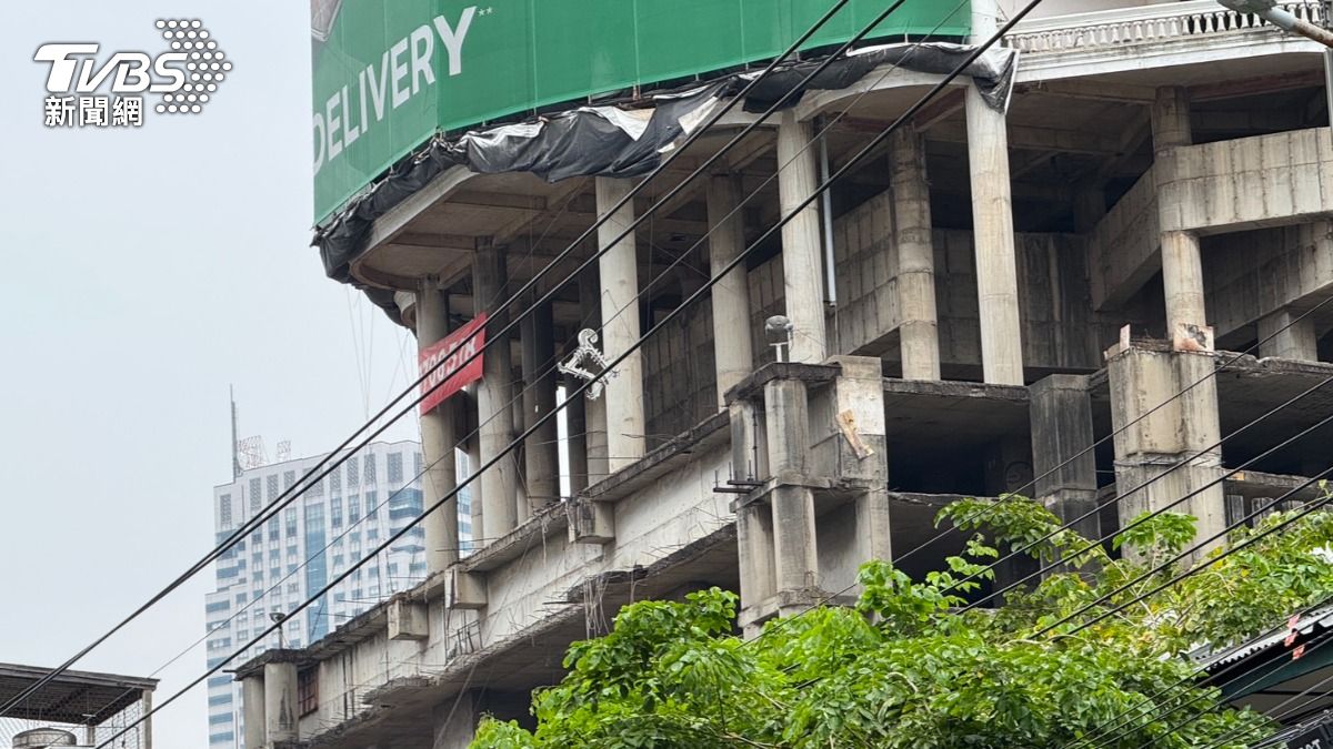 泰國曼谷市中心、荒廢近30年的爛尾樓沙吞獨特塔,在強震後仍屹立不搖。(圖/李明輝攝)