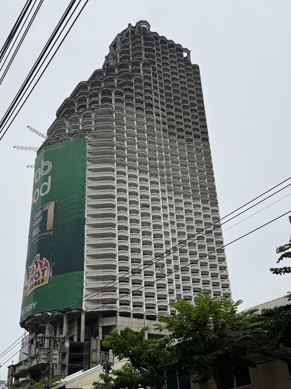 泰國曼谷市中心、荒廢近30年的爛尾樓沙吞獨特塔,在強震後仍屹立不搖。(圖/李明輝攝)