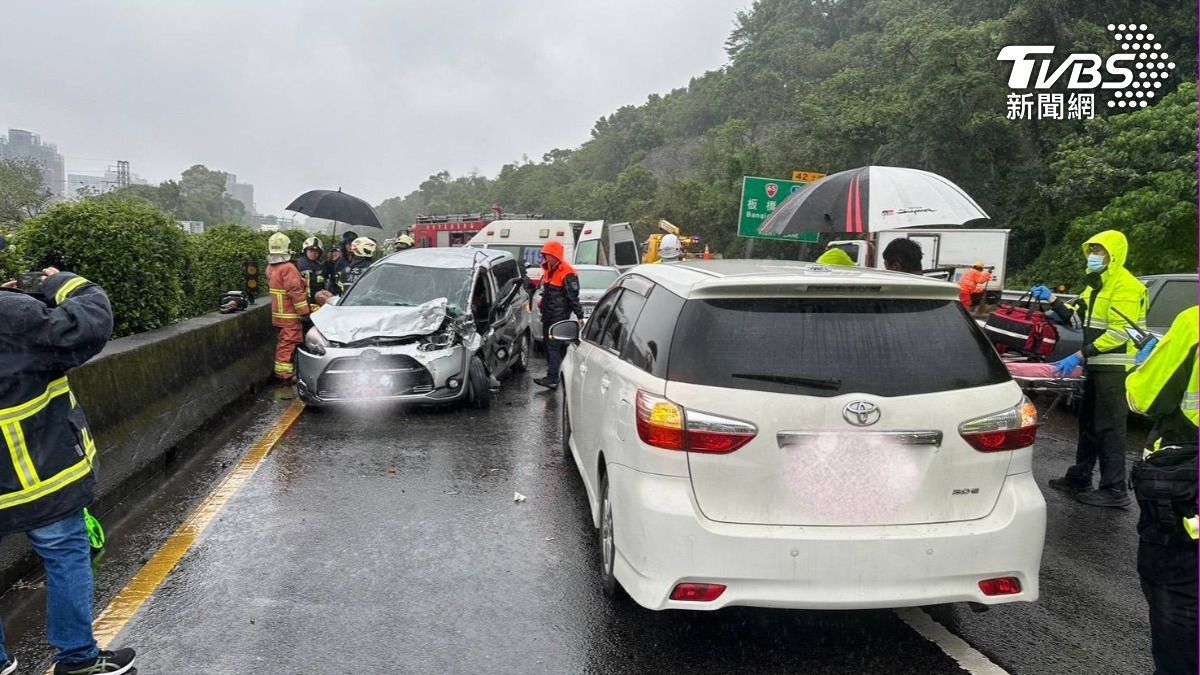 事故共造成4車碰撞、4人受傷。(圖/TVBS)