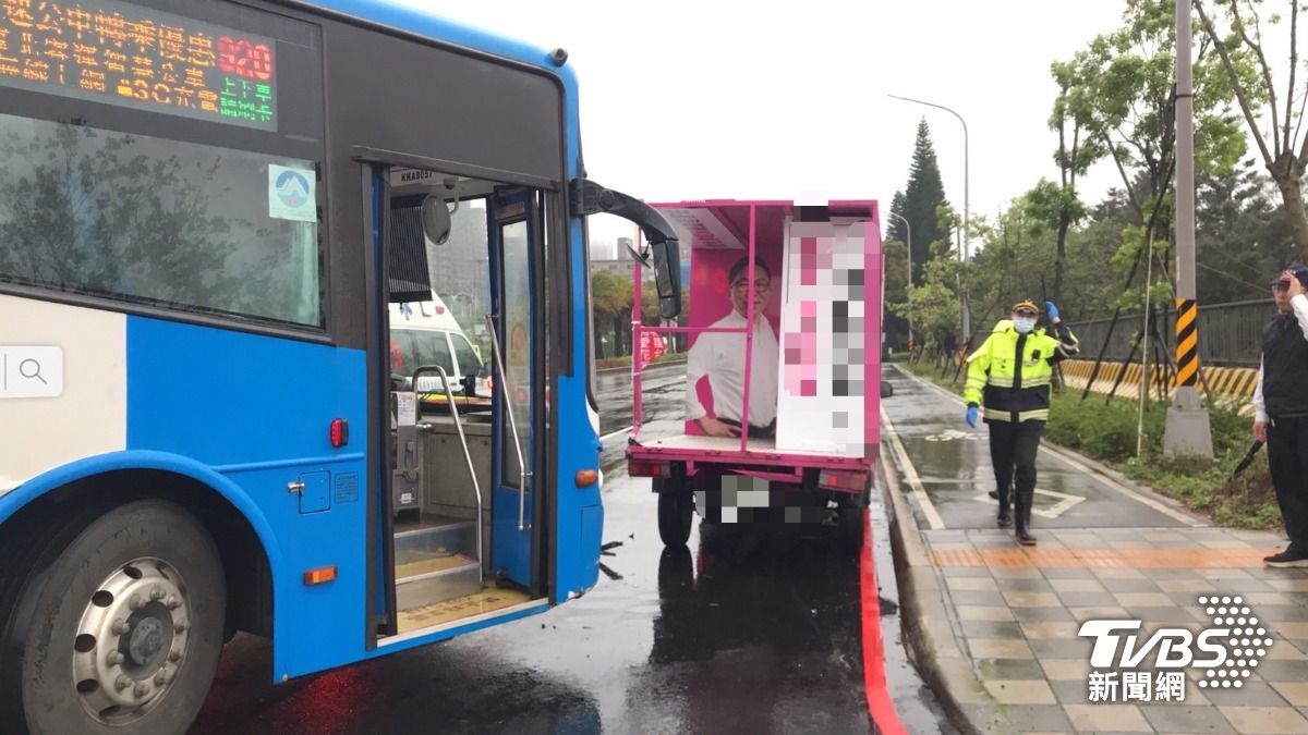 砰！罷免宣傳車違停紅線　遭新北公車左轉撞上他下場慘了