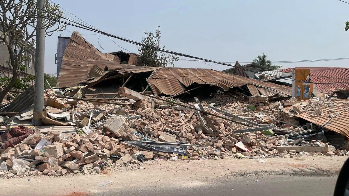 實皆市部分建築已開始飄出屍臭味。(圖/翻攝自Khit Thit Media)