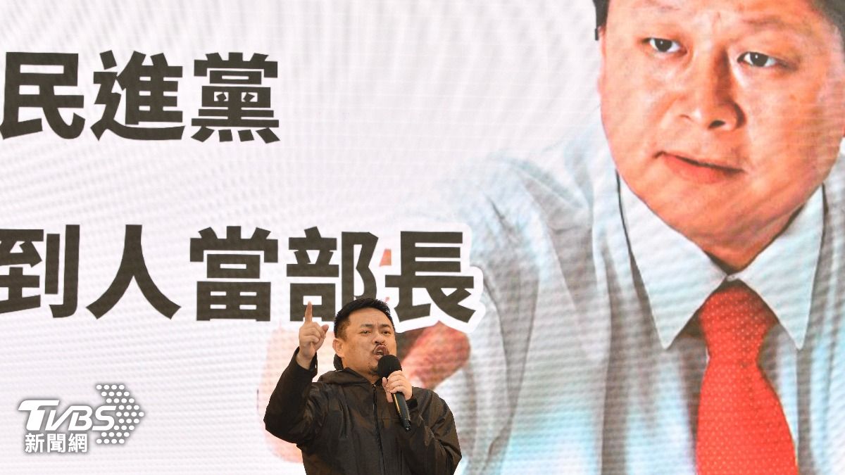 勞動部長洪申翰大罷免宣講登台怒批反對黨。(圖/胡瑞麒攝)