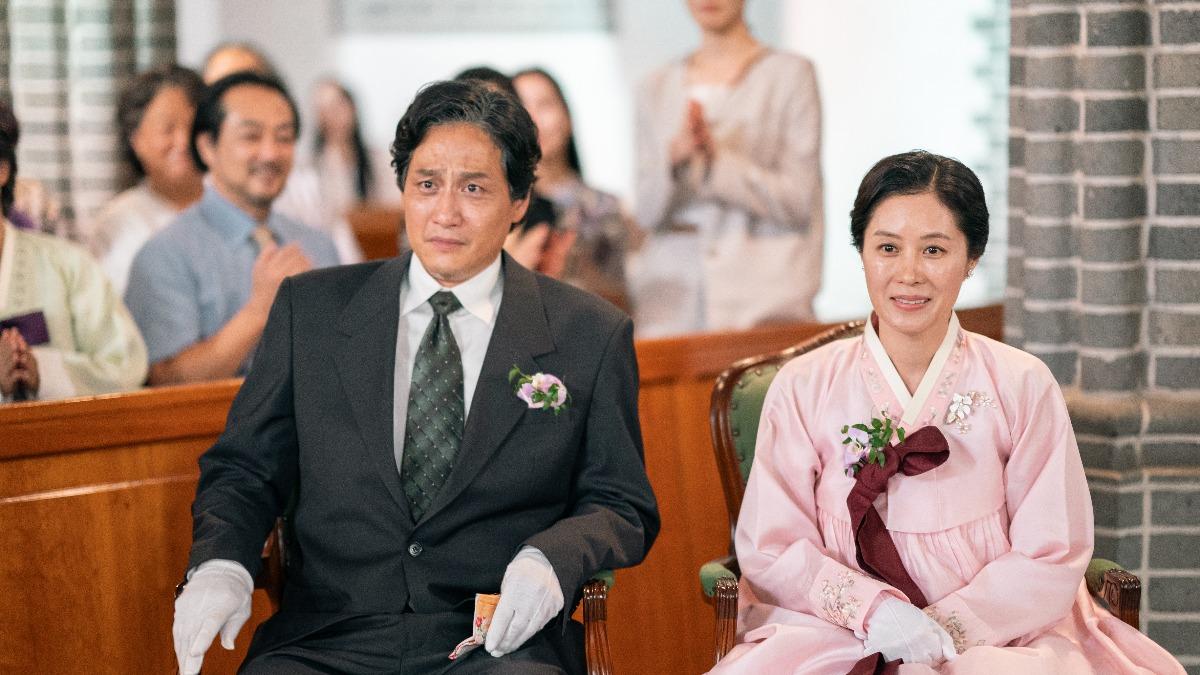 愛純、寬植感動看著女兒金明出嫁。(圖/Netflix提供)