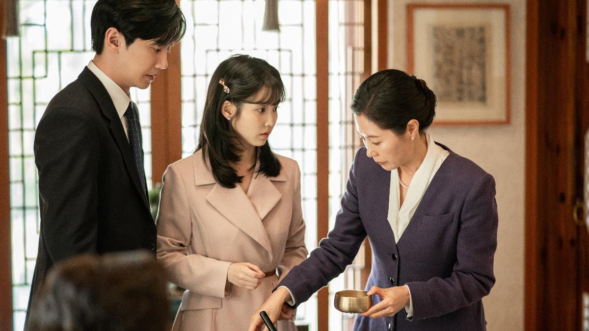 文素利飾演的愛純與IU飾演的女兒金明,母女互動感動無數觀眾。(圖/Netflix提供)