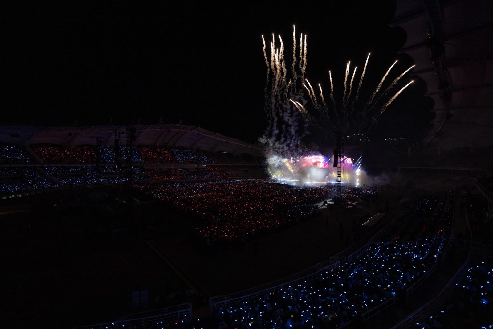 整場演唱會煙火放不停。(圖/Galaxy Corporation提供)