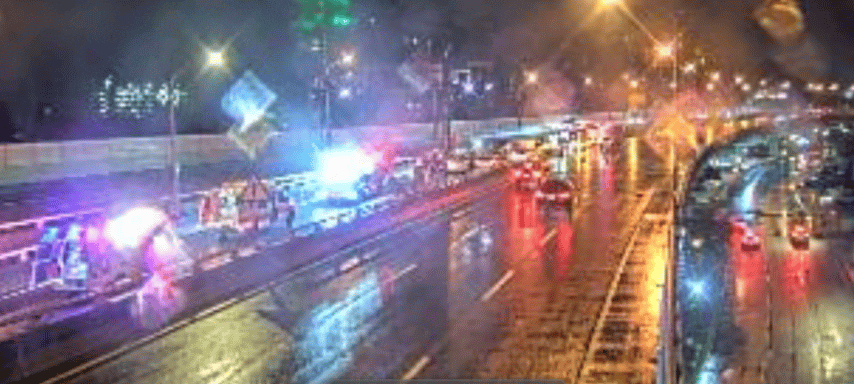 台65線快速公路監視器畫面,車禍發生後,救護車趕抵現場。(圖/TVBS)
