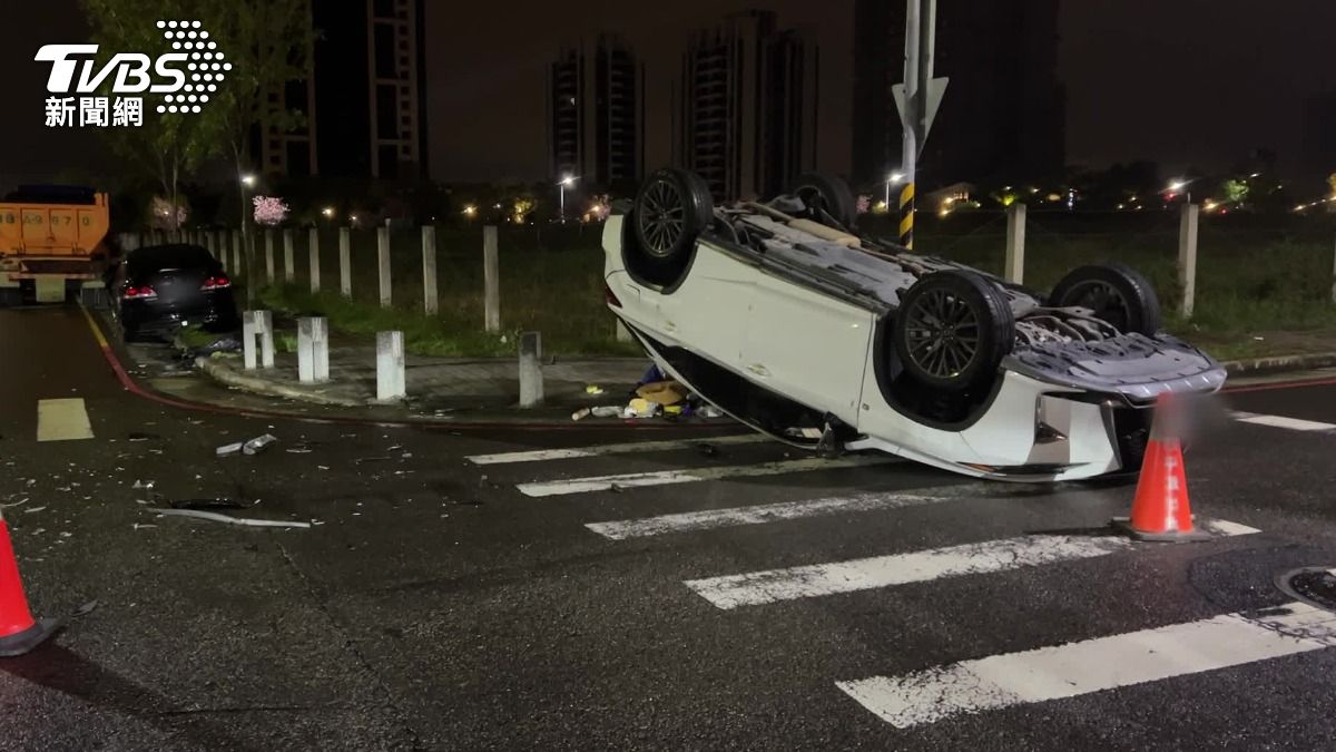 路口相撞!台中休旅車翻覆卡路中、擋風玻璃全碎 3人受傷