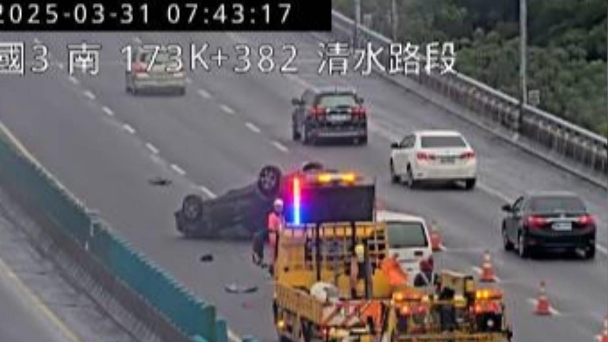 該輛黑車翻覆後占據內中兩車道。(圖/翻攝自高速公路1968)
