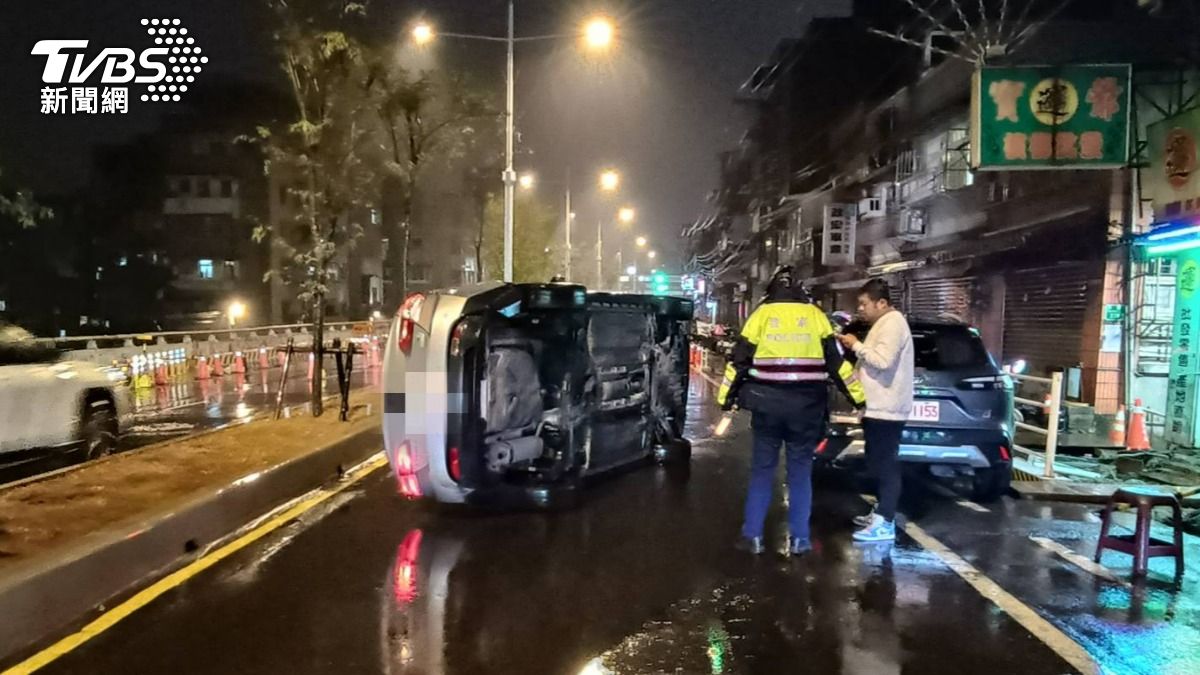 疑眼鏡突起霧!基隆男猛撞路邊2車翻覆 警在車內搜出煙彈