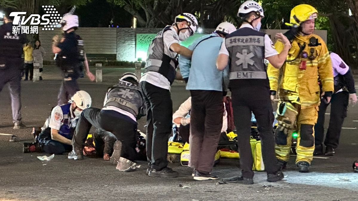 快訊/高雄新崛江死亡車禍!機車闖燈摔一團 違規行人慘死