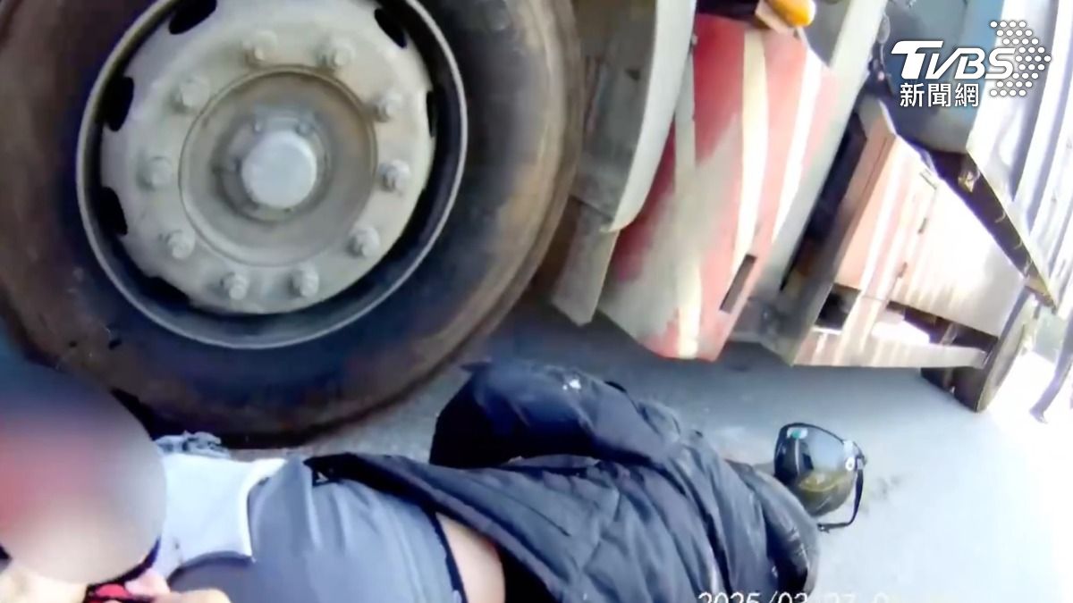 戰術止血帶救命!台中19歲男騎士相撞貨車 捲輪下左腿噴血
