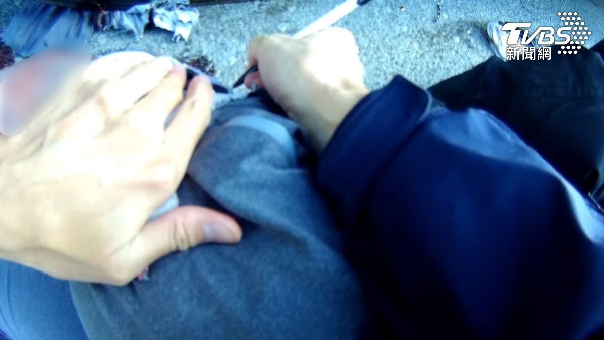 警方情急之下先用戰術止血帶幫忙處理,延緩何男大量出血情形。(圖/TVBS)
