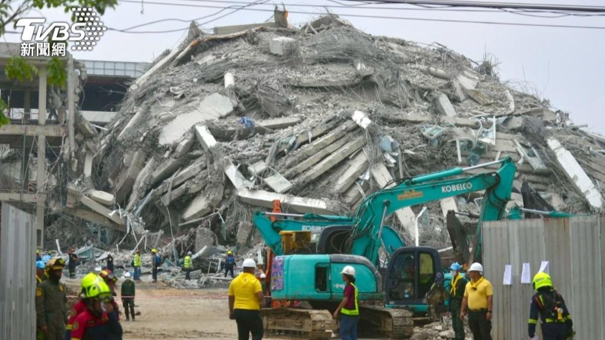 曼谷1棟30層樓高、興建中的大樓在緬甸強震中倒塌。(圖/華子琛攝)