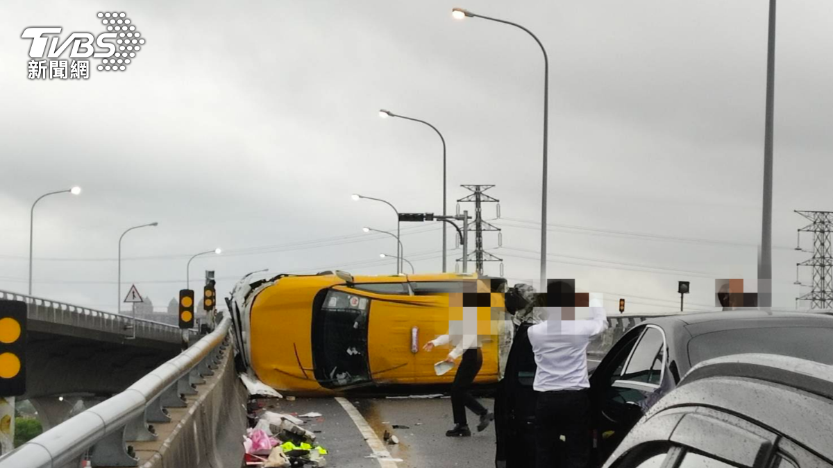 國道二號上一台計程車自撞護欄側翻。（圖／TVBS）