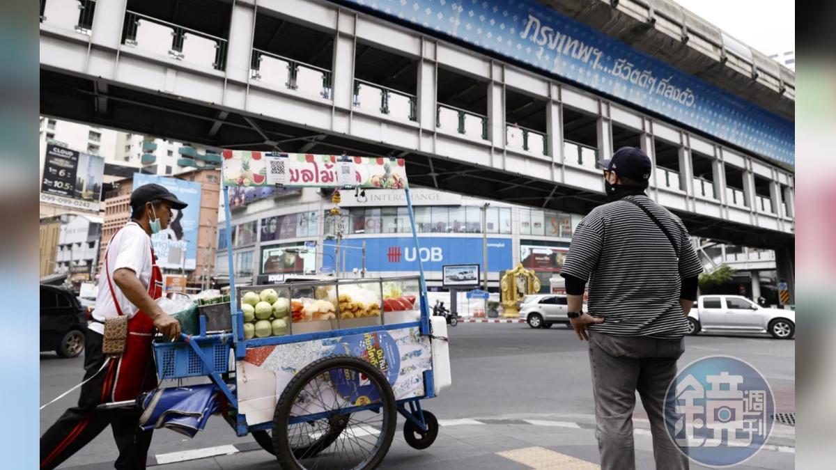 發哥指著曼谷市中心阿索克（Asok）區天橋的一句標語「曼谷是宜居城市」，說：「泰國適合來旅遊、花錢，但不適合來投資買房和生活。」（圖／鏡週刊）