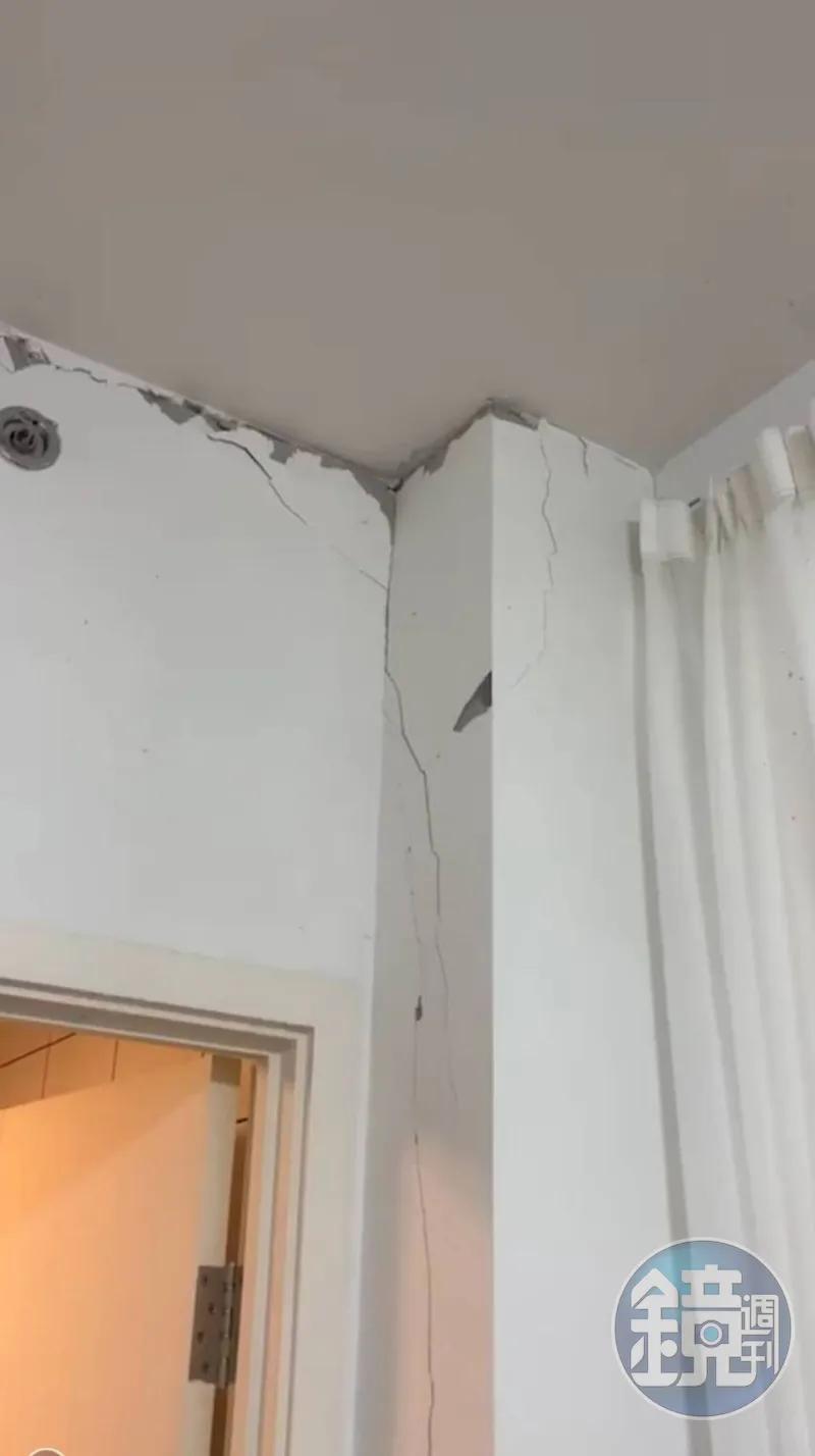 一位泰國人房屋是中國建商蓋的,地震後出現裂痕,甚至露出鋼筋。(圖/發哥提供)