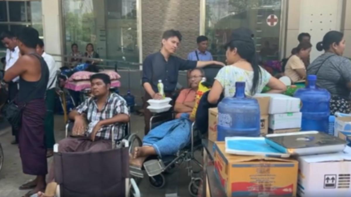 緬甸災民在40度高溫下克難接受治療。（圖／CCTV+）