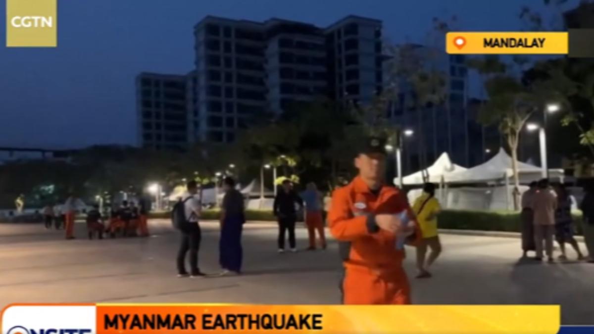 大陸救援隊抵達曼德勒後，在路旁就地紮營，包括地震專家、結構工程師、搜救隊員、醫療隊員和搜救犬，可獨立進行72小時高強度救援行動。（圖／中國環球電視網）