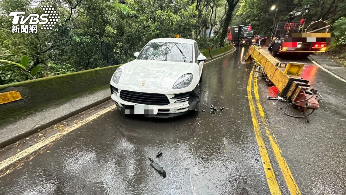 超驚悚！新北大吊車行駛中「吊臂突脫落」砸中保時捷