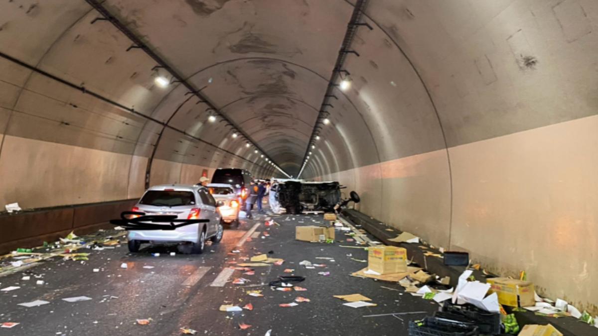 北海道遊覽車「隧道翻覆」23人受傷　現場慘況曝光
