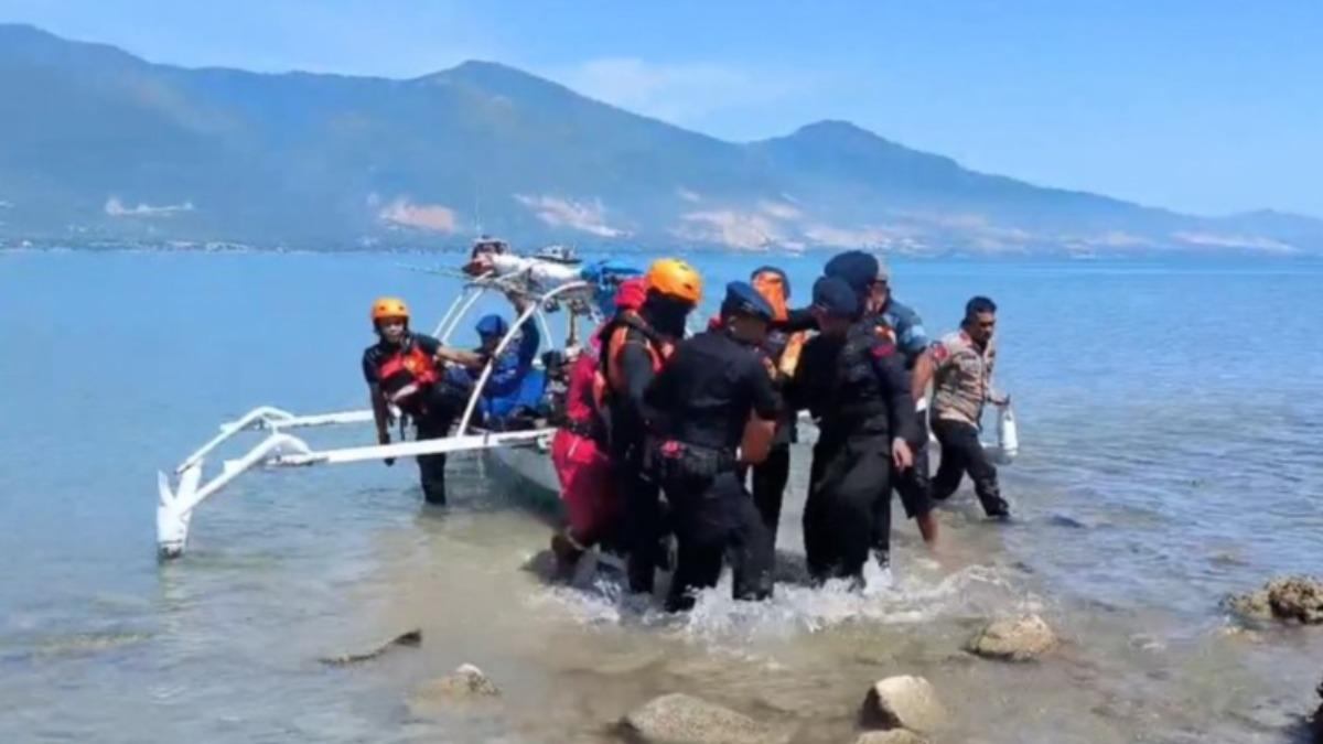 警方向鱷魚開槍、逼牠鬆口後，順利將薩達維那的屍體尋回。（圖／翻攝自The Mirror）