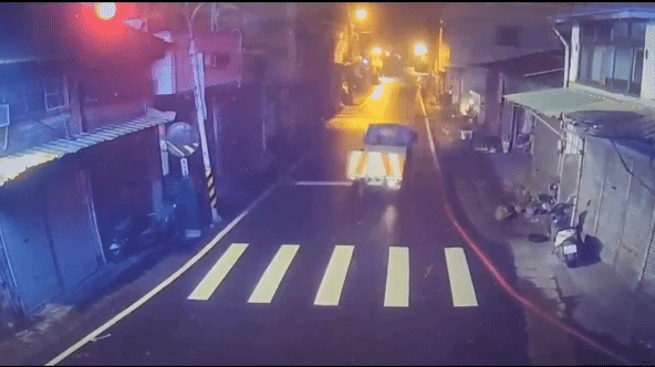 邱男駕駛工程車行經東關路五段與慶東街口,結果此時車輛明顯失控。(圖/TVBS)