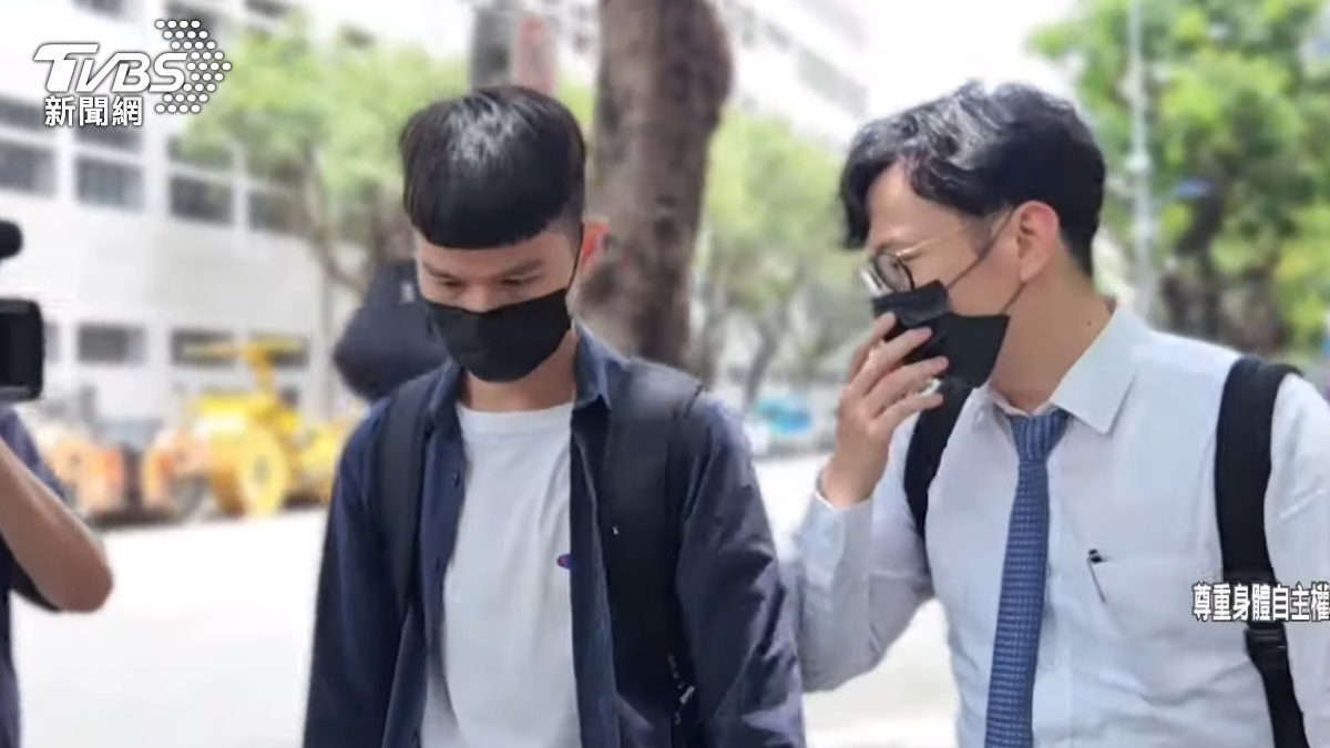 劉姓警察(圖左)被抓到偷拍上傳多名少女性愛片。(圖/TVBS資料照)