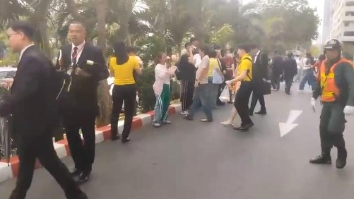 緊急撤離的民眾。（圖／李明輝攝）