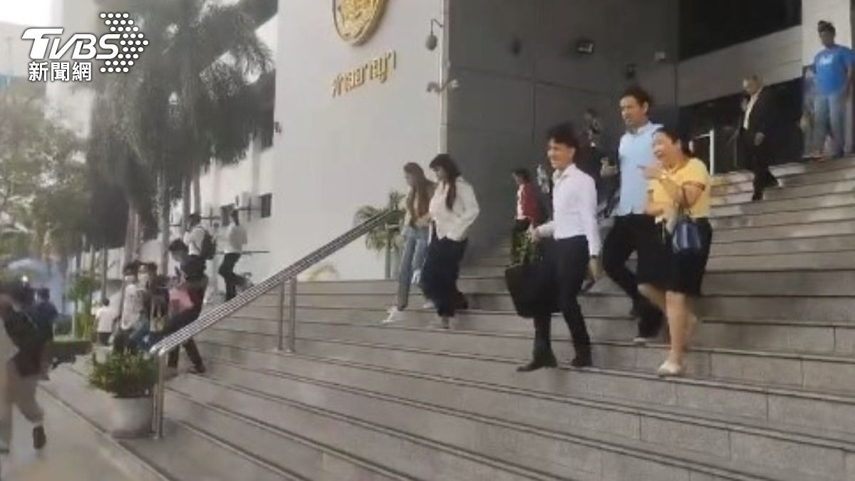 緊急撤離的民眾。（圖／李明輝攝）