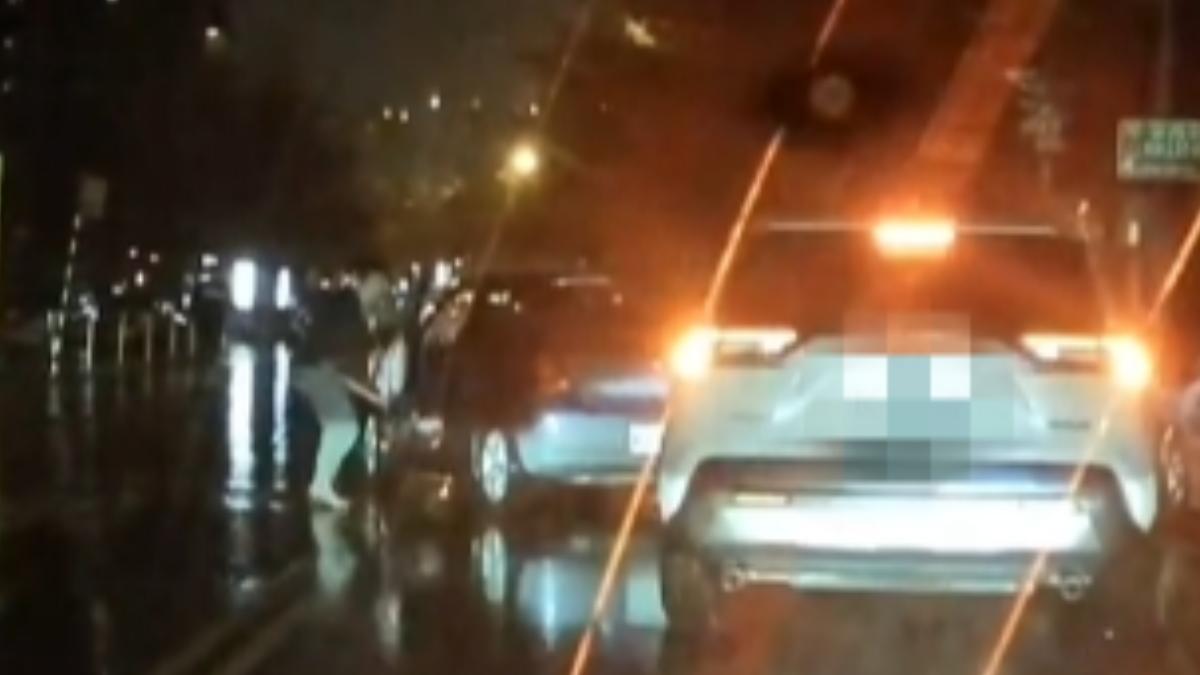 駕駛朱男成功閃避,穿過縫隙逃跑,陳男等人則趕緊跑回車上開車追人。(圖/民眾提供)