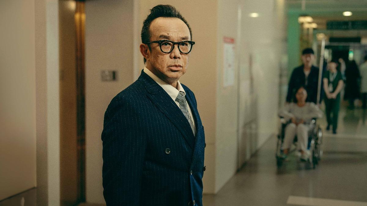「搖滾教父」黃大煒首度參與影集演出飾演神秘企業家。(圖/公視、中華電信、瀚草文創提供)