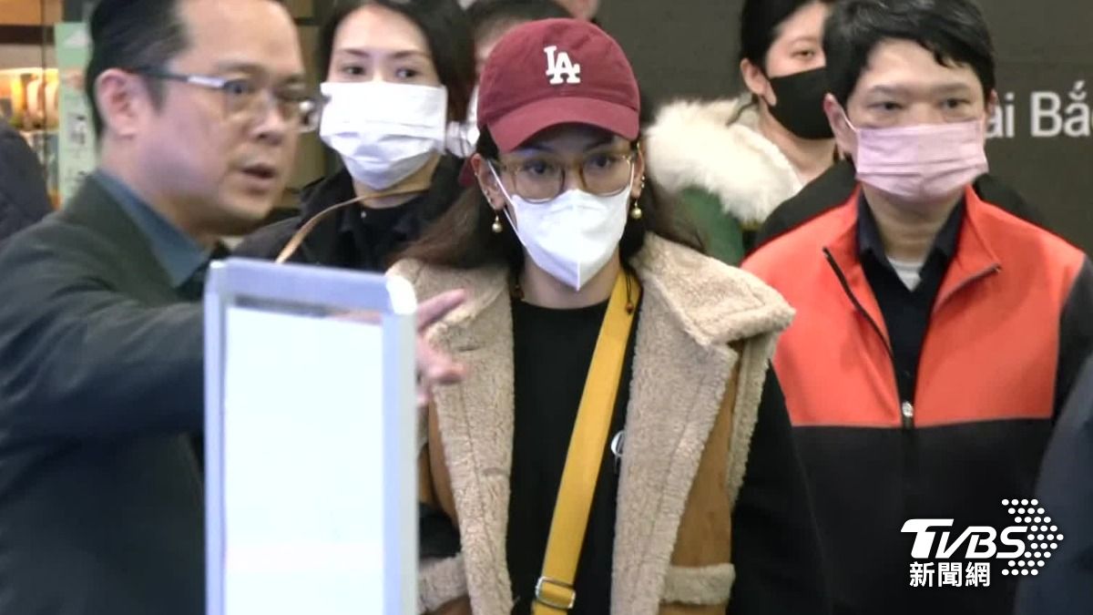 陸配小微仍在猶豫？移民署人員陪恩綺抵達松機　18:35飛成都
