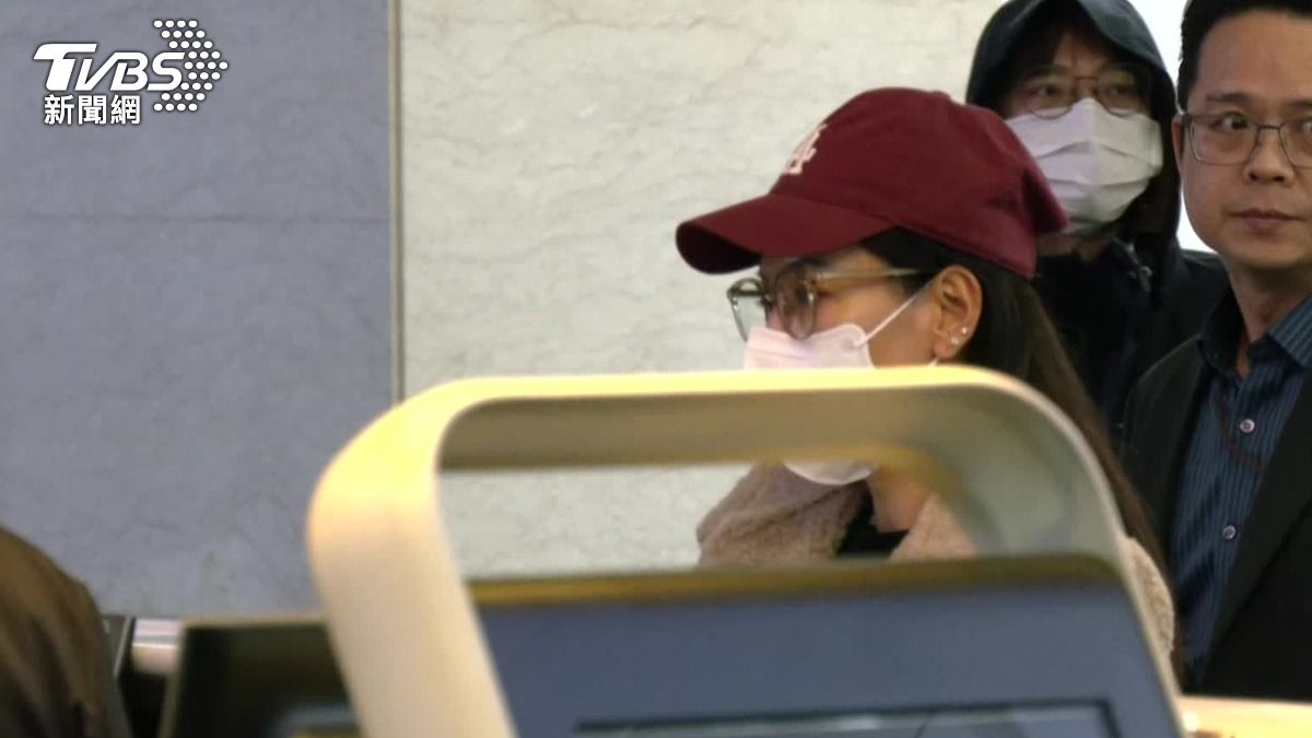 陸配恩綺抵達松山機場。（圖／TVBS）